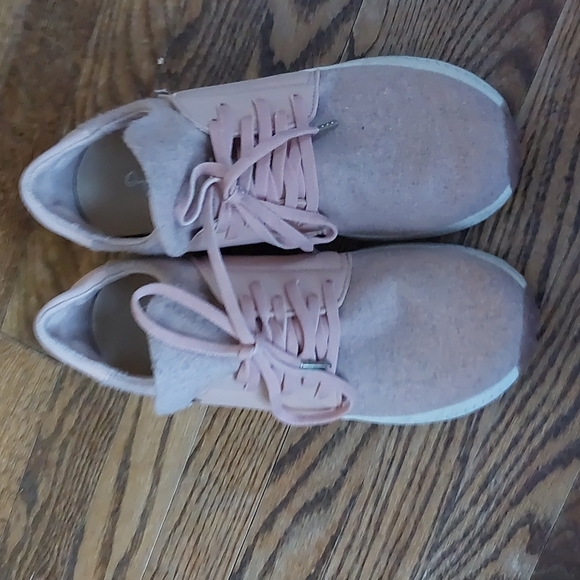 Dr.Scholl's running shoes. - Picture 2 of 5